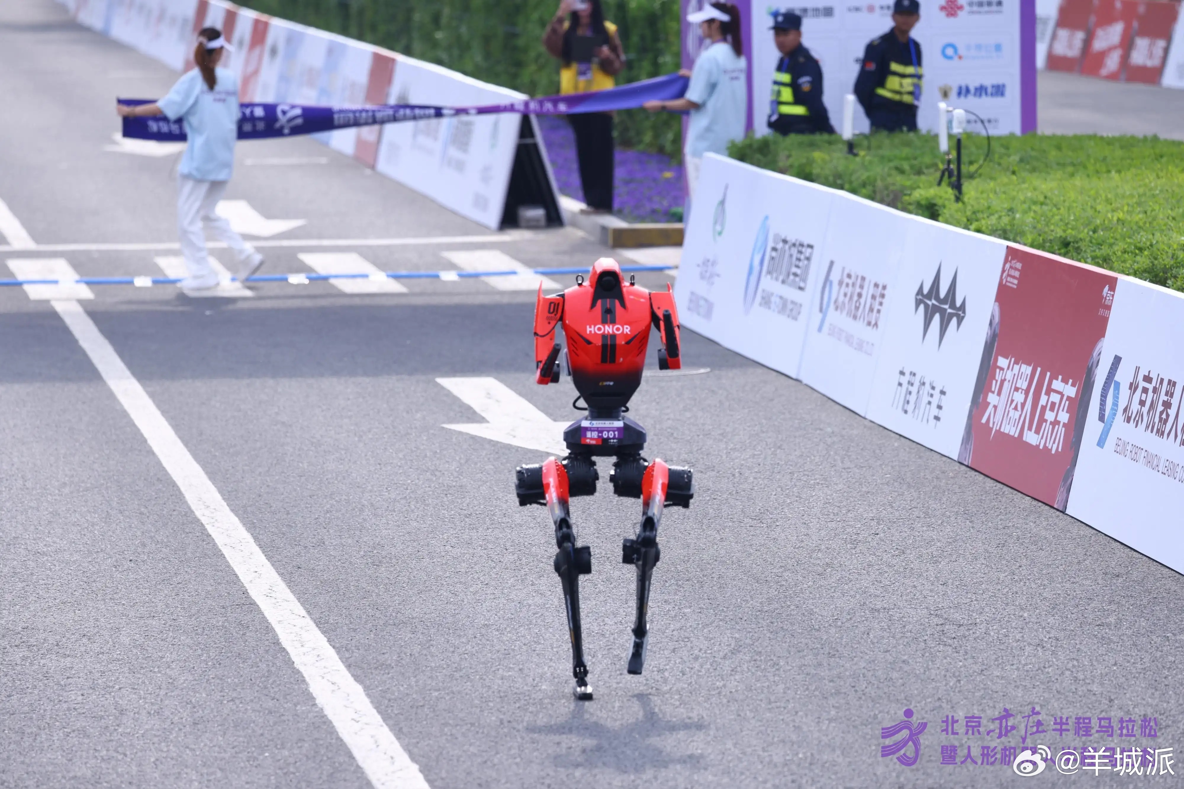 【自己看路、自己决定怎么跑马！人形机器人加速从赛道走向应用】人机共跑，百机竞速，