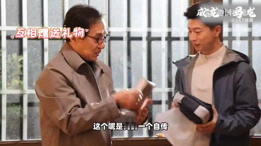 马龙成龙一起打乒乓球了 米兰时装周的惊喜加码！两位“龙字辈”大佬切磋乒乓球，一个