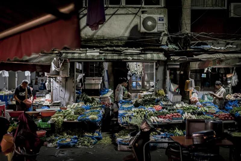 那个在菜市场“偷师”的985研究生，让全网破防：读书人的体面，从来不是靠学历撑的