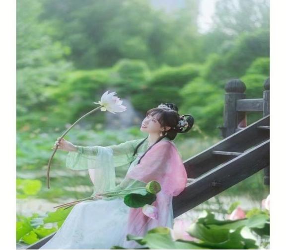 古时，有1只泥鳅修炼了400年，终于成精。正要化形时，被一个男人捉住，拿回家煮了