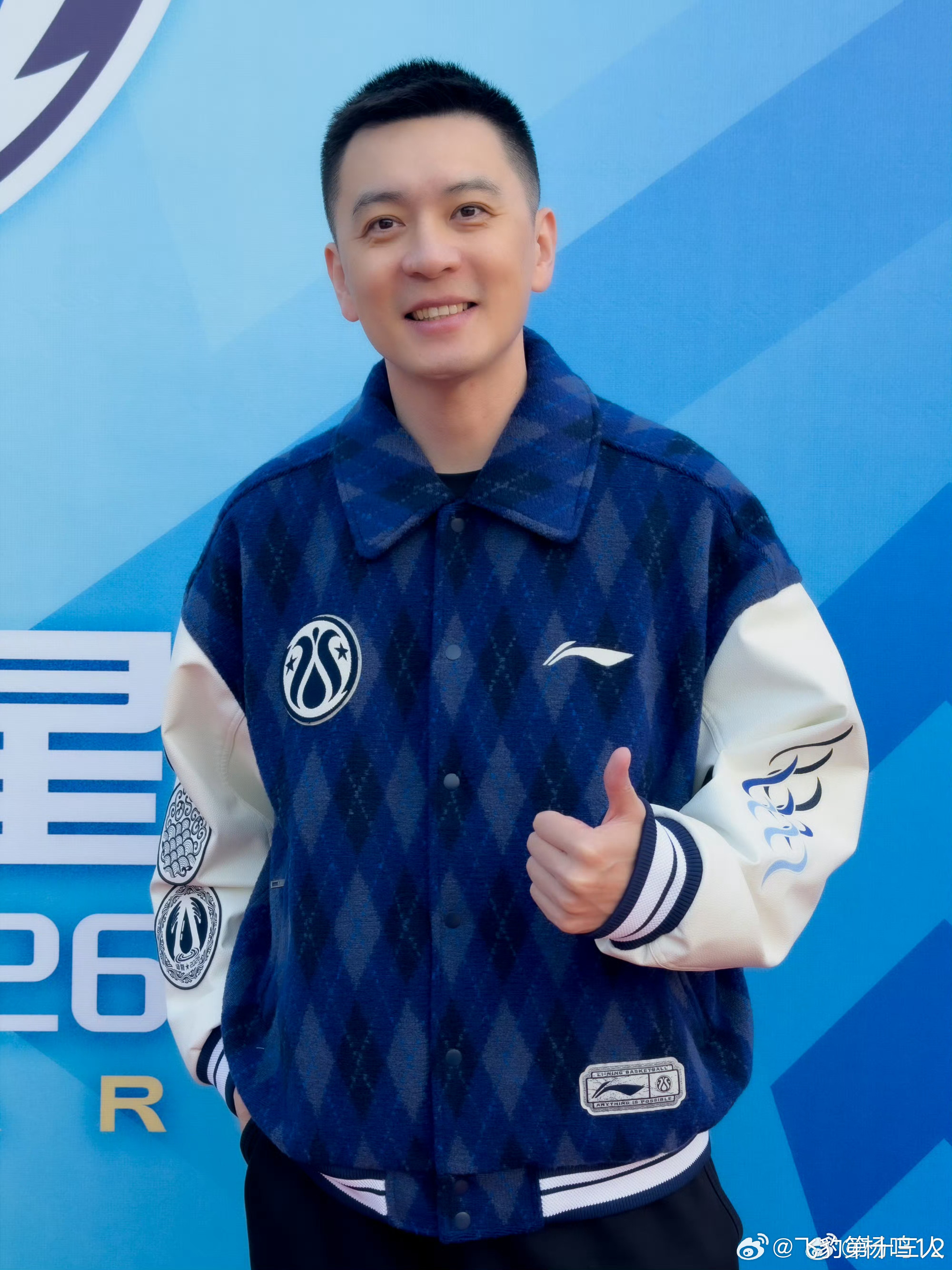 杨鸣 杨导晒出帅照 