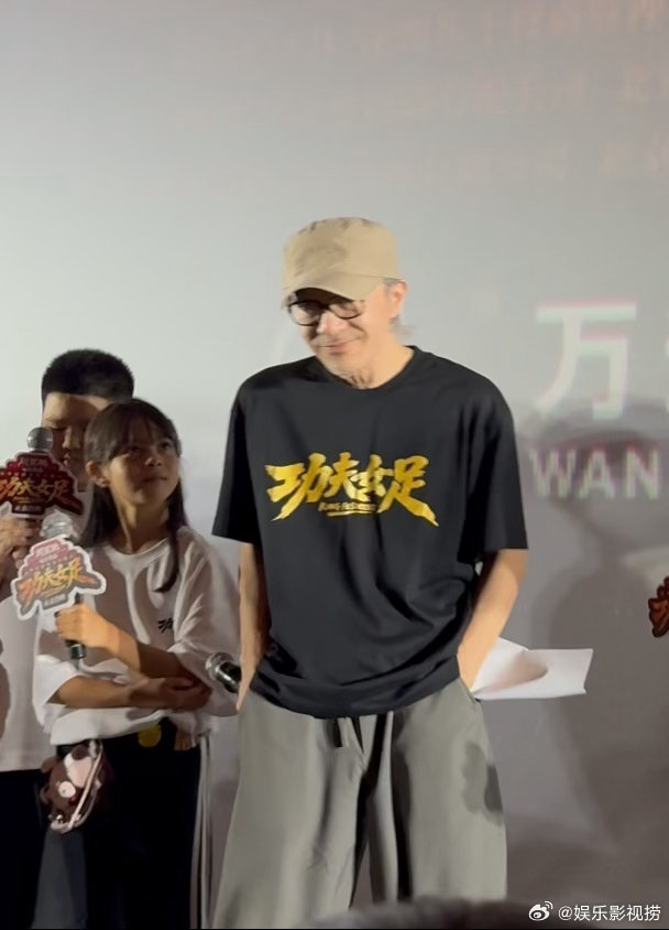 周星驰热巴还原钰珑走路名场面属于钰珑的名场面走出大银幕！路演现场迪丽热巴复刻角色