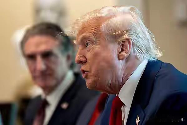 捧他上神坛的那个男人，公开道歉了！特朗普这回真吼不动了
塔克·卡尔森终究还是走到