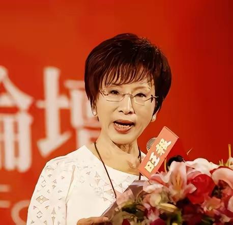 郑丽文刚当国民党主席就耍滑头，只喊“和平”绝口不提统一，洪秀柱当场站起来怼：不谈