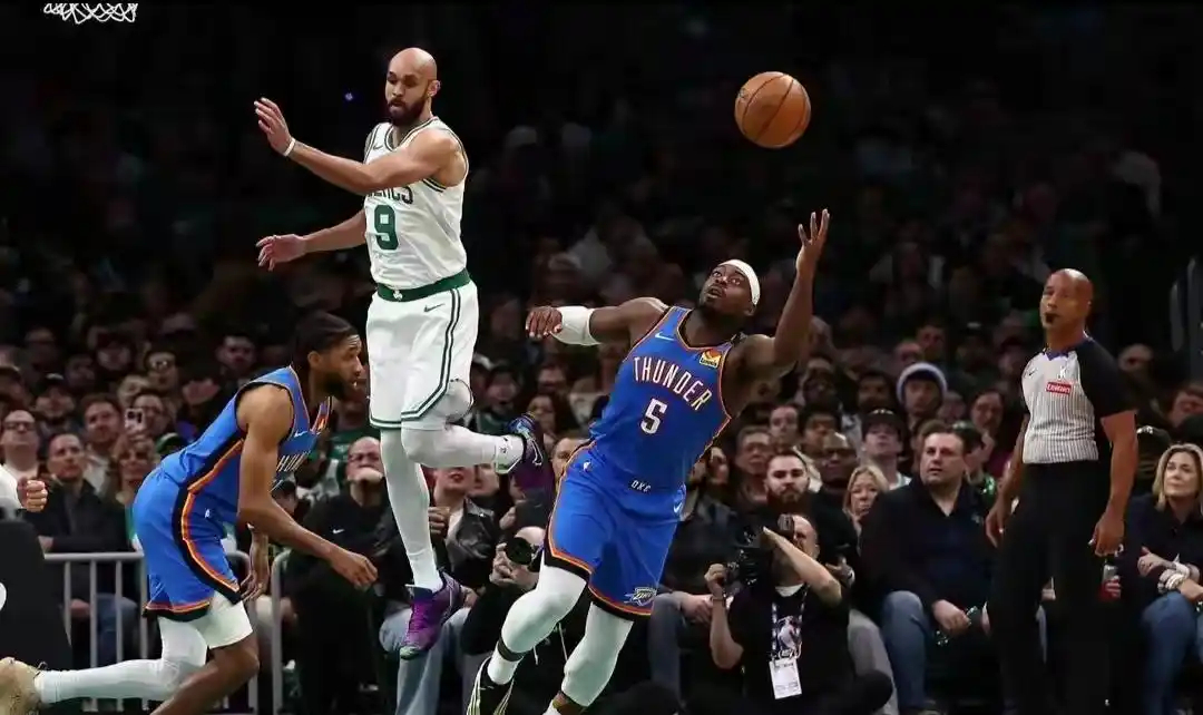 【绿军终结雷霆12连胜！双探花合体显神威】TD花园球馆哨声响起，波士顿凯尔特人以