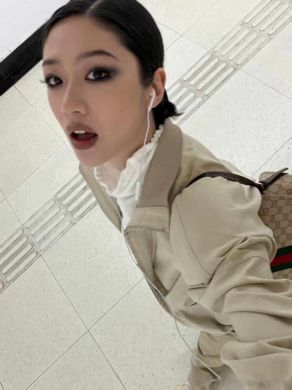 向涵之烟熏妆 烟熏妆搭配清冷千金感，复古摩登又飒爽利落！向涵之这组妆造张力拉满，