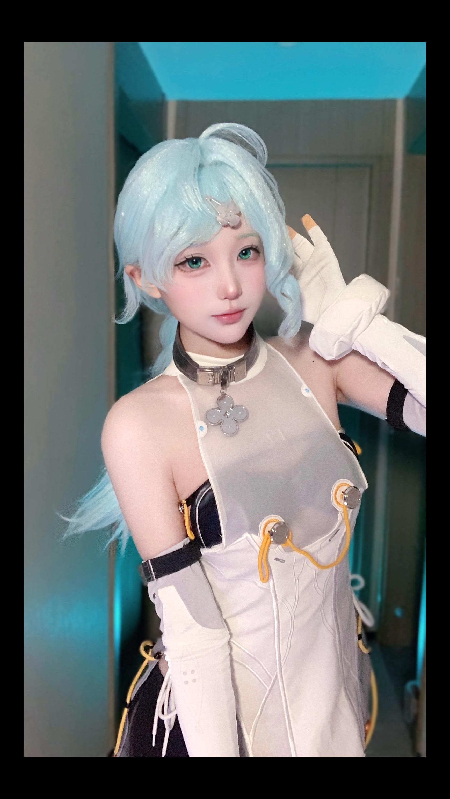 诞生于废墟上的花。