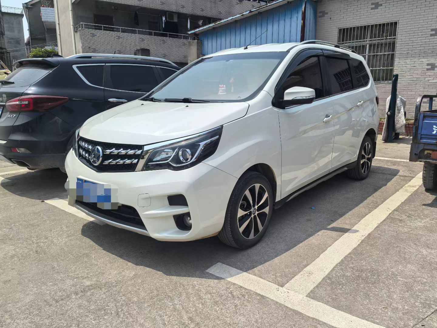 拿下19年启辰M50V，白色车身，7座MPV，空间大，实表8.3万公里。整车一件