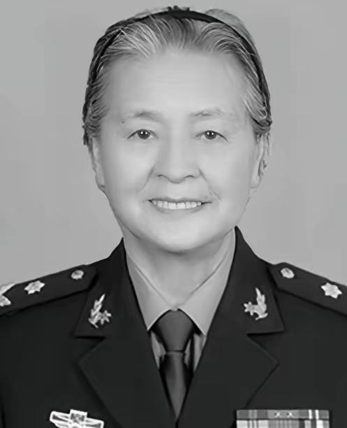 2008年，成都军区一位军长，猛的从凳子上站了起来说：“胡闹，她都83岁了，怎么