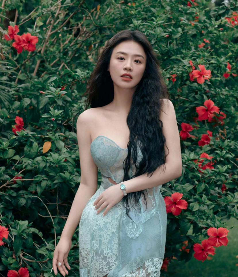 马思纯终于清醒了。
她在节目里笑着承认自己早就变回单身，那股松弛感藏都藏不住。