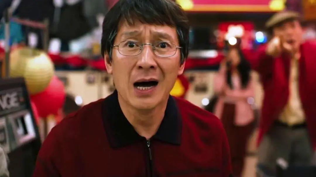 关继威真的是近几年好莱坞的黑马，靠作品《瞬息全宇宙》（Everything Ev