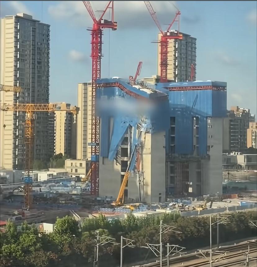 5月16日上海一栋在建建筑发生脚手架变形，扭曲！

根据最新的回应，只是脚手架发