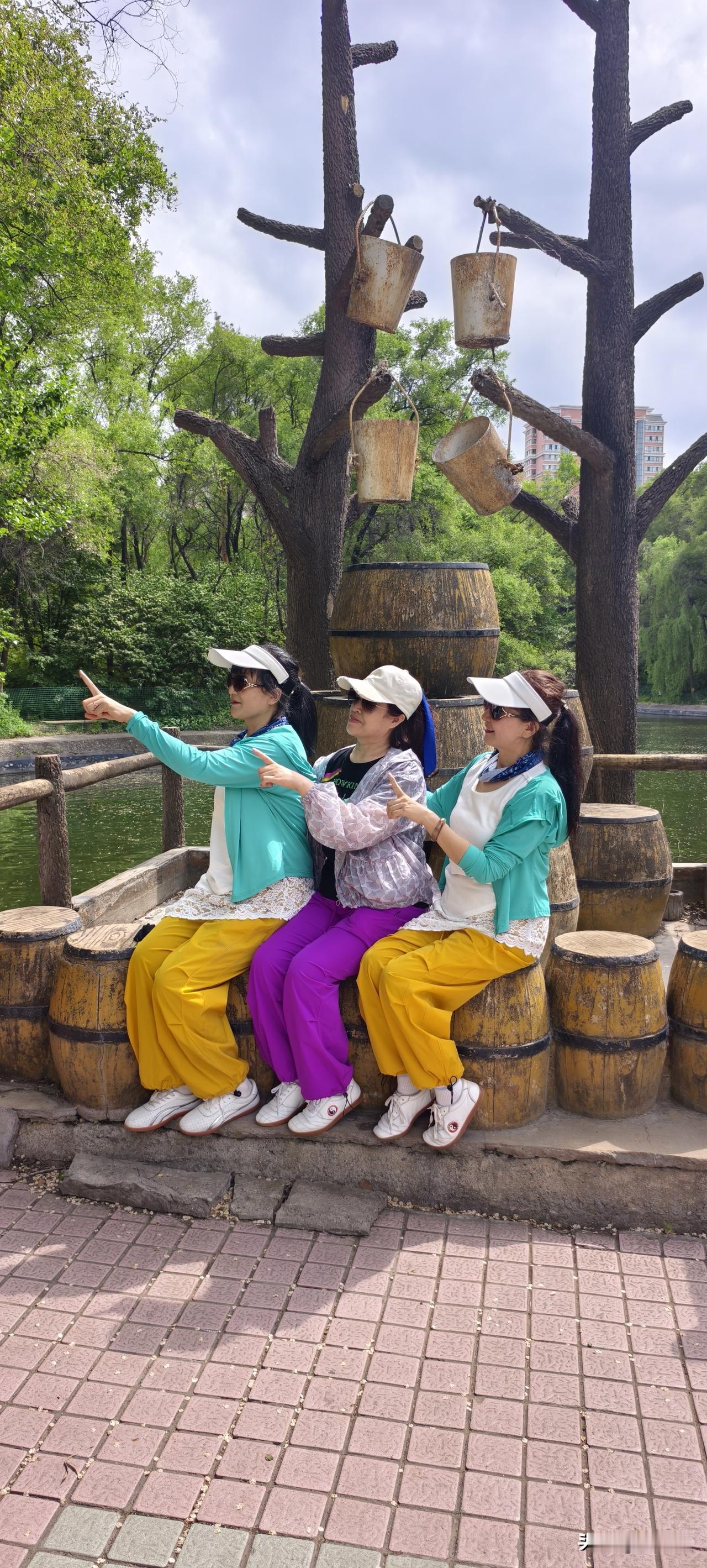 竞妖娆
粉黛翠丛竞妖娆，
喜鹊声声绕树梢。
暖风熏得游人醉，
请续句……
（云霞
