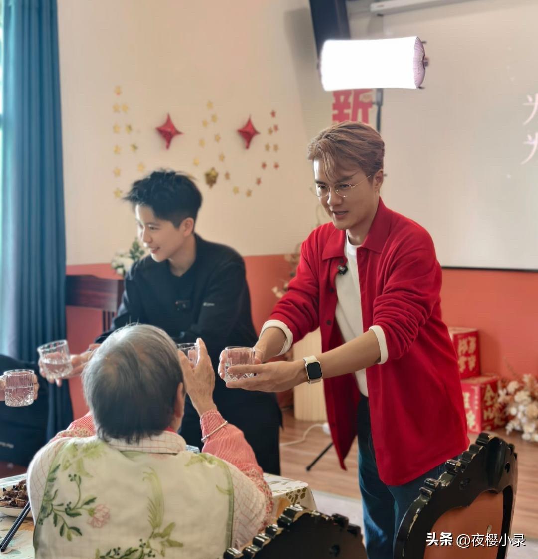 47岁吴克群现身广东做义工，到养老院亲自为老奶奶们做午餐，他真的很有爱心！他现实