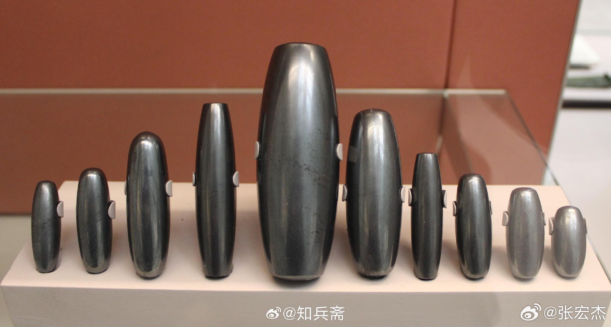 工具雕塑 一组棒状石权，出土于今伊拉克瓦尔卡地区，形制类似，大小重量不等，以赤铁