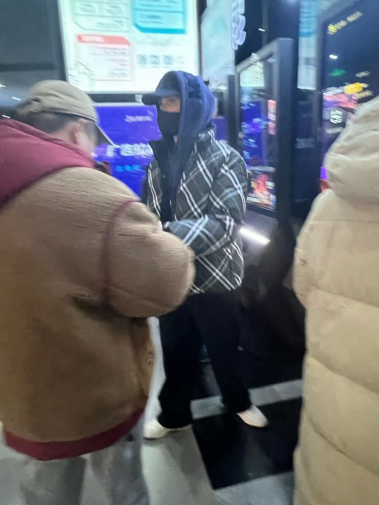 偶遇吴磊看哪吒   吴磊也去看哪吒2了 磊子私下生活真的好接地气！被网友偶遇到影
