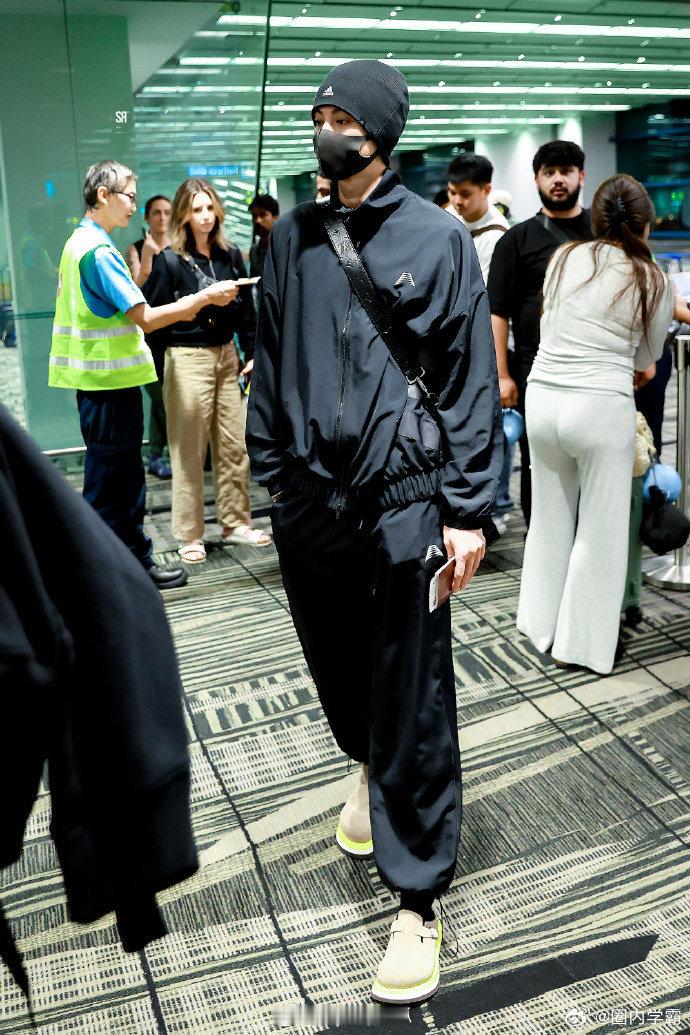 王鹤棣气场出鞘锋芒藏不住，热爱挡不住，王鹤棣气场出鞘奔赴赛场，这状态真的太顶了