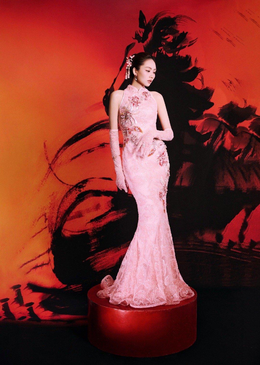刘惜君春晚礼服东方美学 刘惜君这身粉色新中式鱼尾礼服太绝了！烟花点缀在裙摆上，清