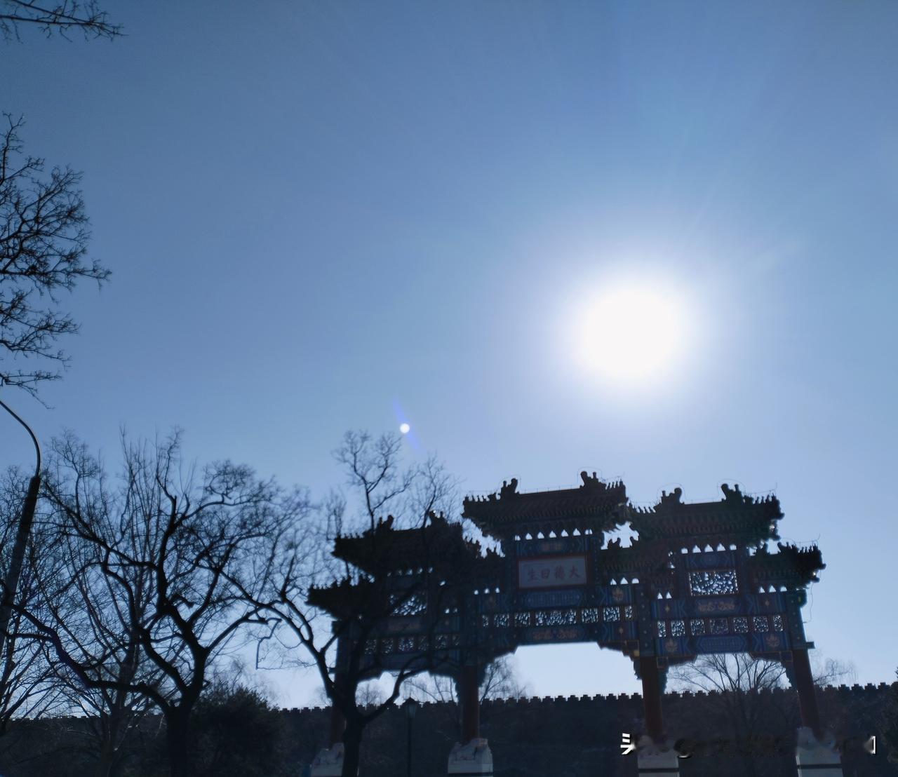 分享一张最近随手拍的照片紫禁城外的牌坊