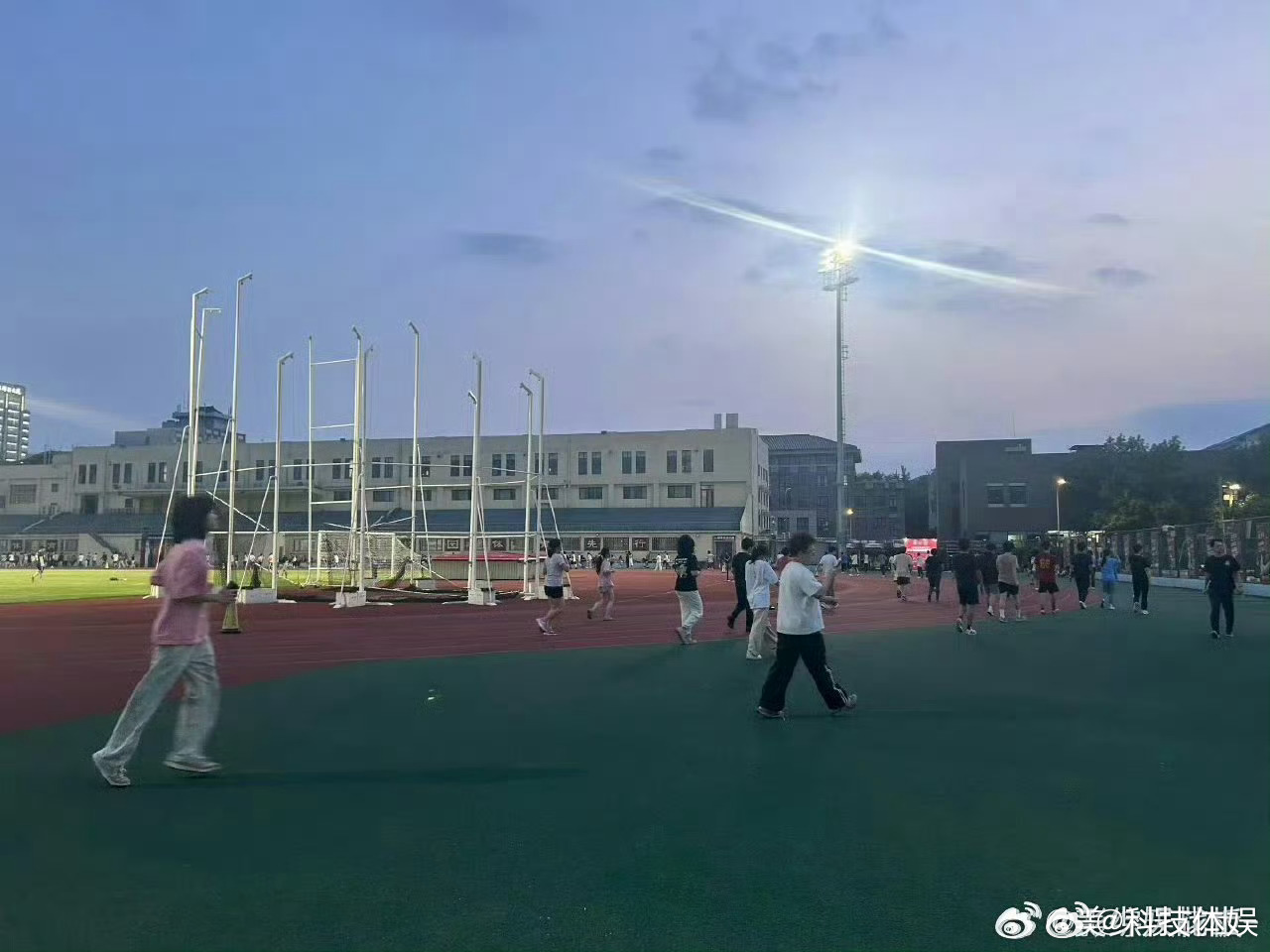 3小时从北大跑向丹麦趣味热梗出圈，脑洞满满的趣味说法，解 锁 别样趣味讨论氛围 