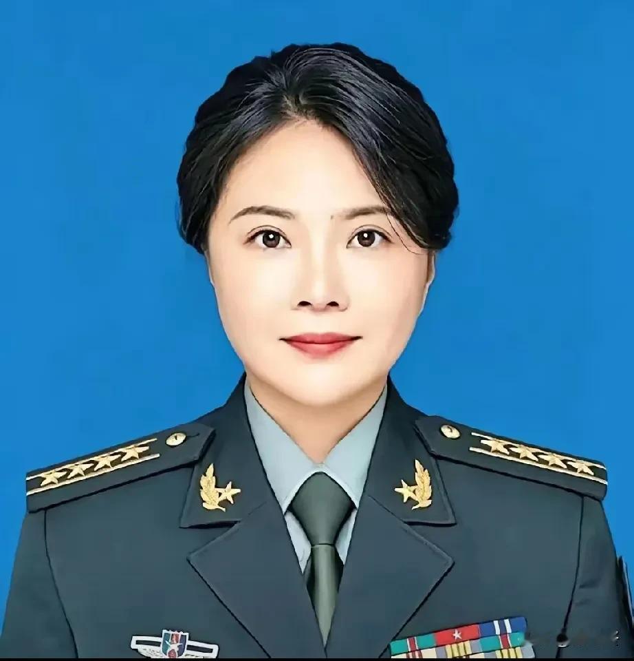 西部战区审计员高雪莲，确实是个狠角色。
她是边防烈士的女儿，继承了父亲的硬气。1