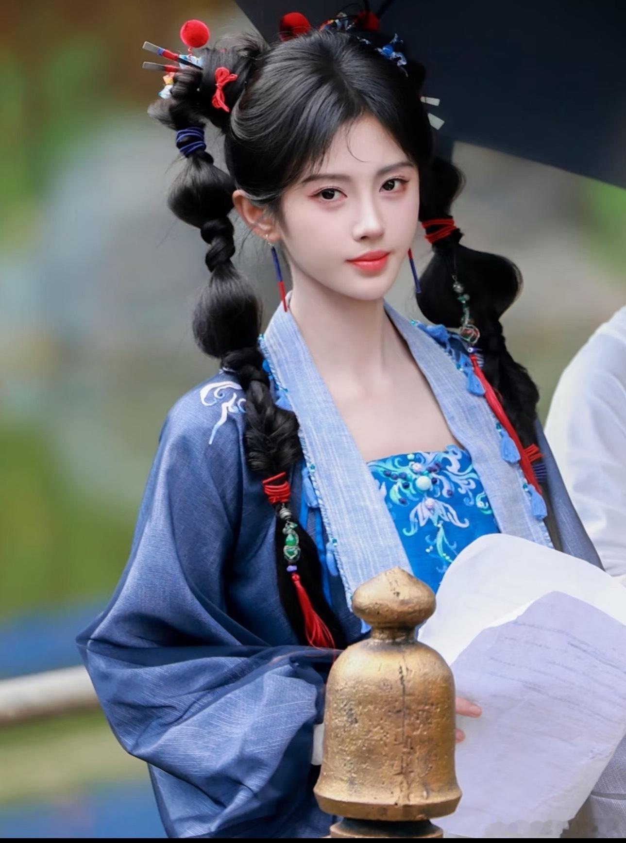 鞠婧祎来战的造型，真是五彩斑斓的双马尾啊 ​​​