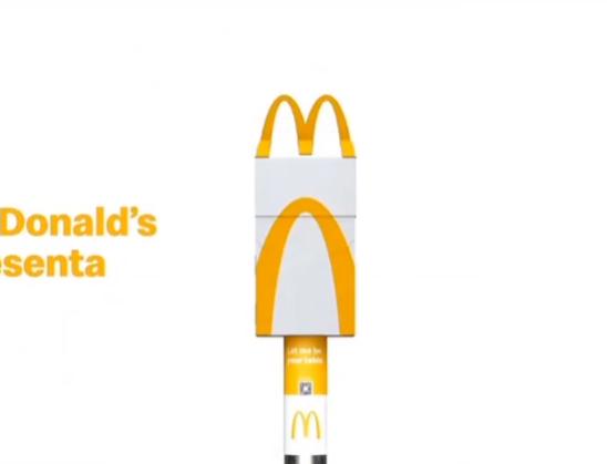 【麦当劳已将其包装盒改造成可用于用餐的功能性桌子。】