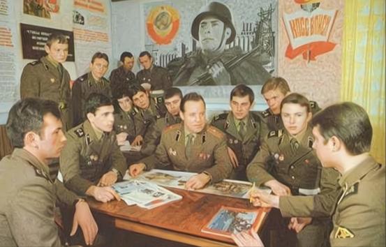 1985年，科舍列夫在美国的别墅里上厕所时，潜伏在厕所里的苏联杀手突然蹿了出来，