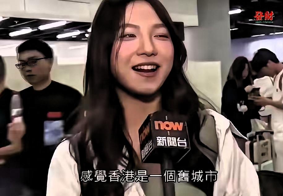 2026年4月，一段采访把香港网民干破防了。镜头前，一个重庆妹子被问及来港旅游的