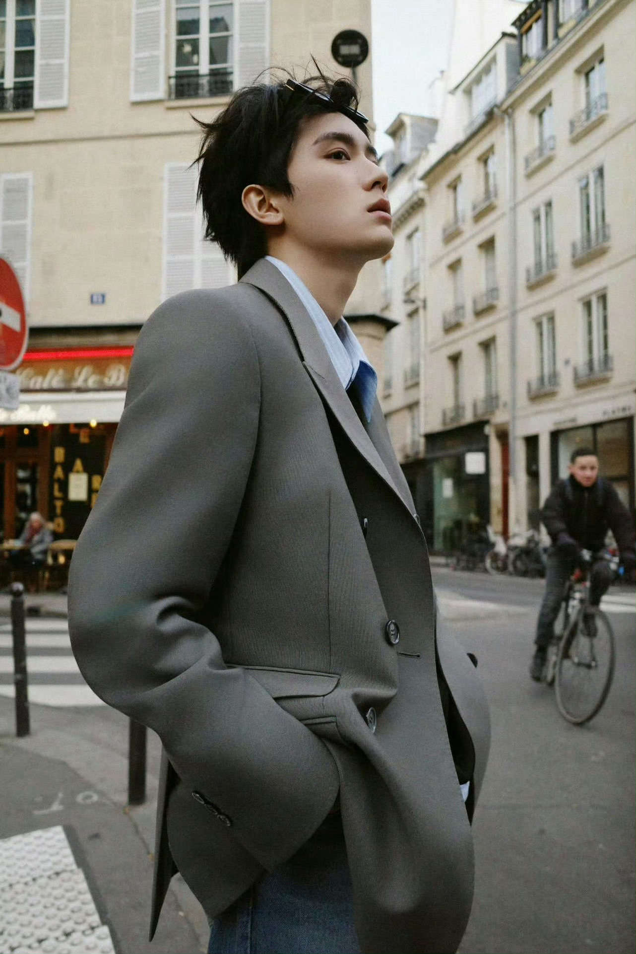 周翊然 大背头现偶男主 被周翊然的巴黎大背头造型狠狠拿捏！浅灰色西服+衬衫+针织