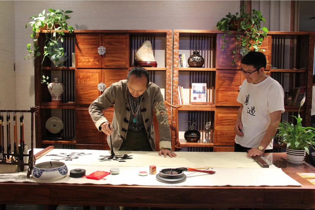 上联:画室一间能纵马
下联:砚池半面可容天