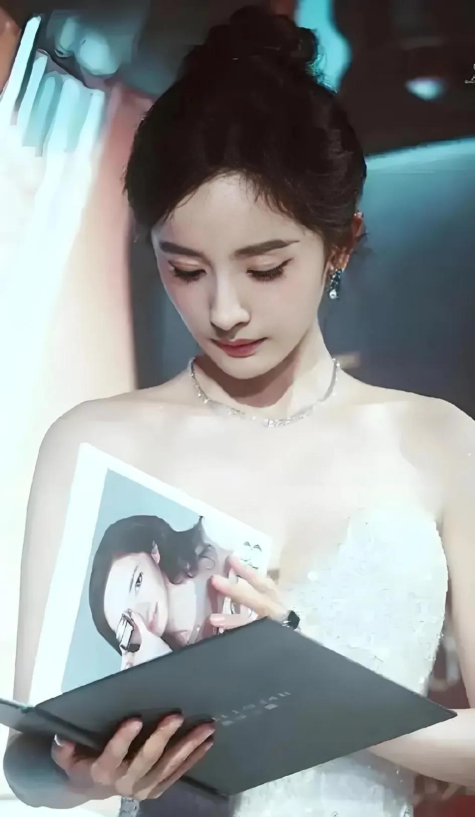 杨幂到底有多拼杨幂这姐简直是娱乐圈“拼命三娘”本娘！一年365天，她能360天泡