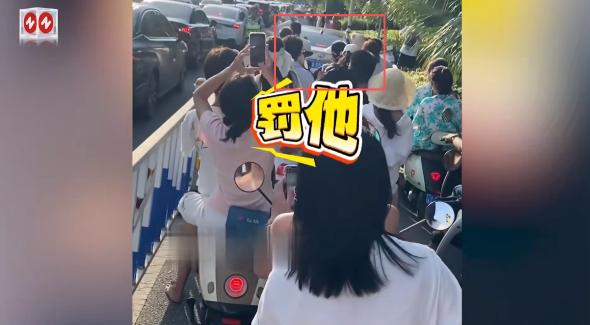“太尴尬了！”近日，广西北海，一辆轿车发现前方堵车严重，竟直接把车子开到了非机动
