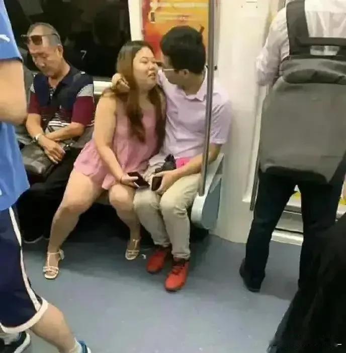 哎呀，秀恩爱要分场合啦，说多了容易“死得快”。做人还是得有点下限，不然啥都干得出