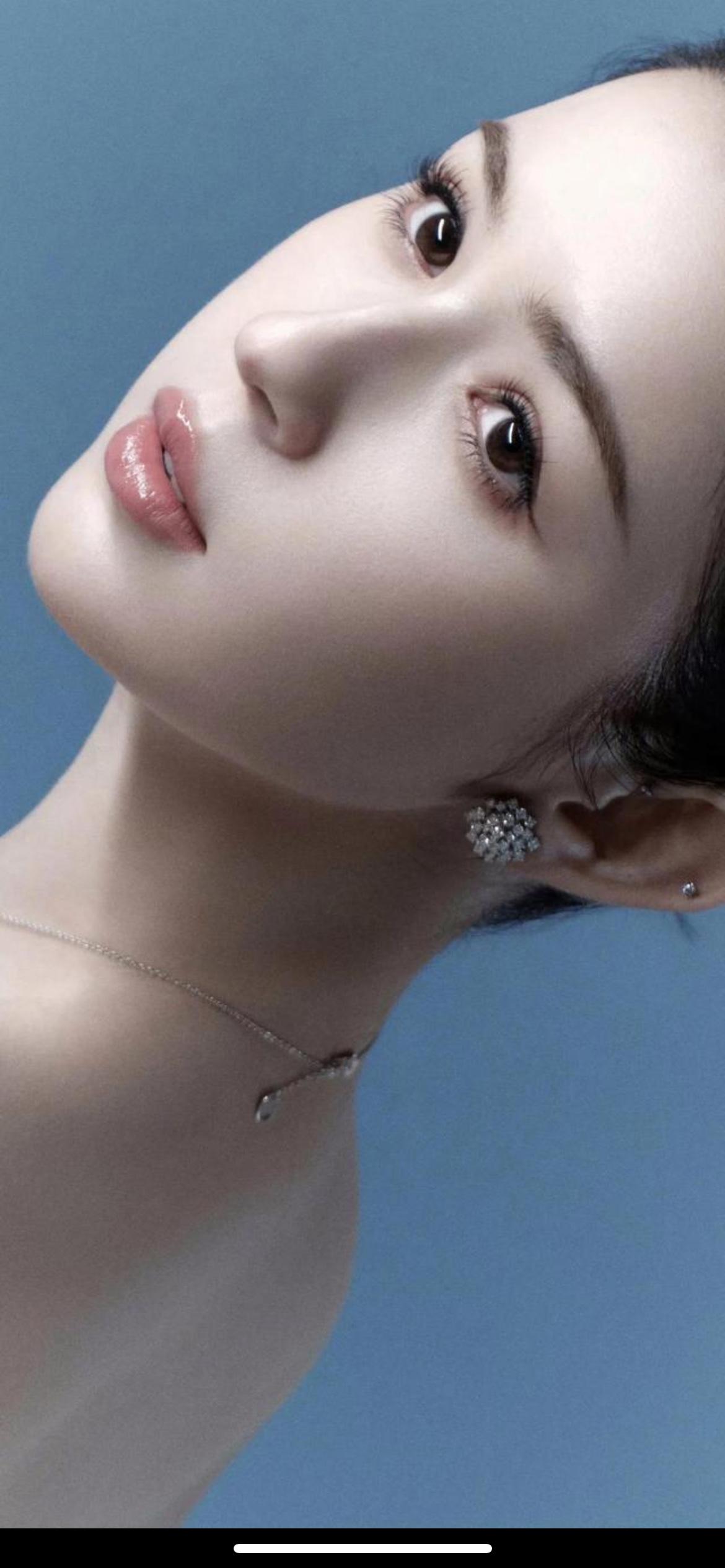 人一旦清醒，
才明白这世上，
真正快乐的没几个。
大家不过是想要的太多，
把自己