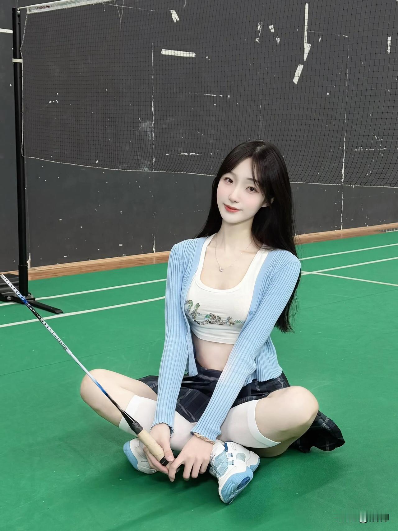 下课一起打球呀
在球场当运动系甜妹的一
读书也要劳逸结合
最近爱上了羽毛球💓