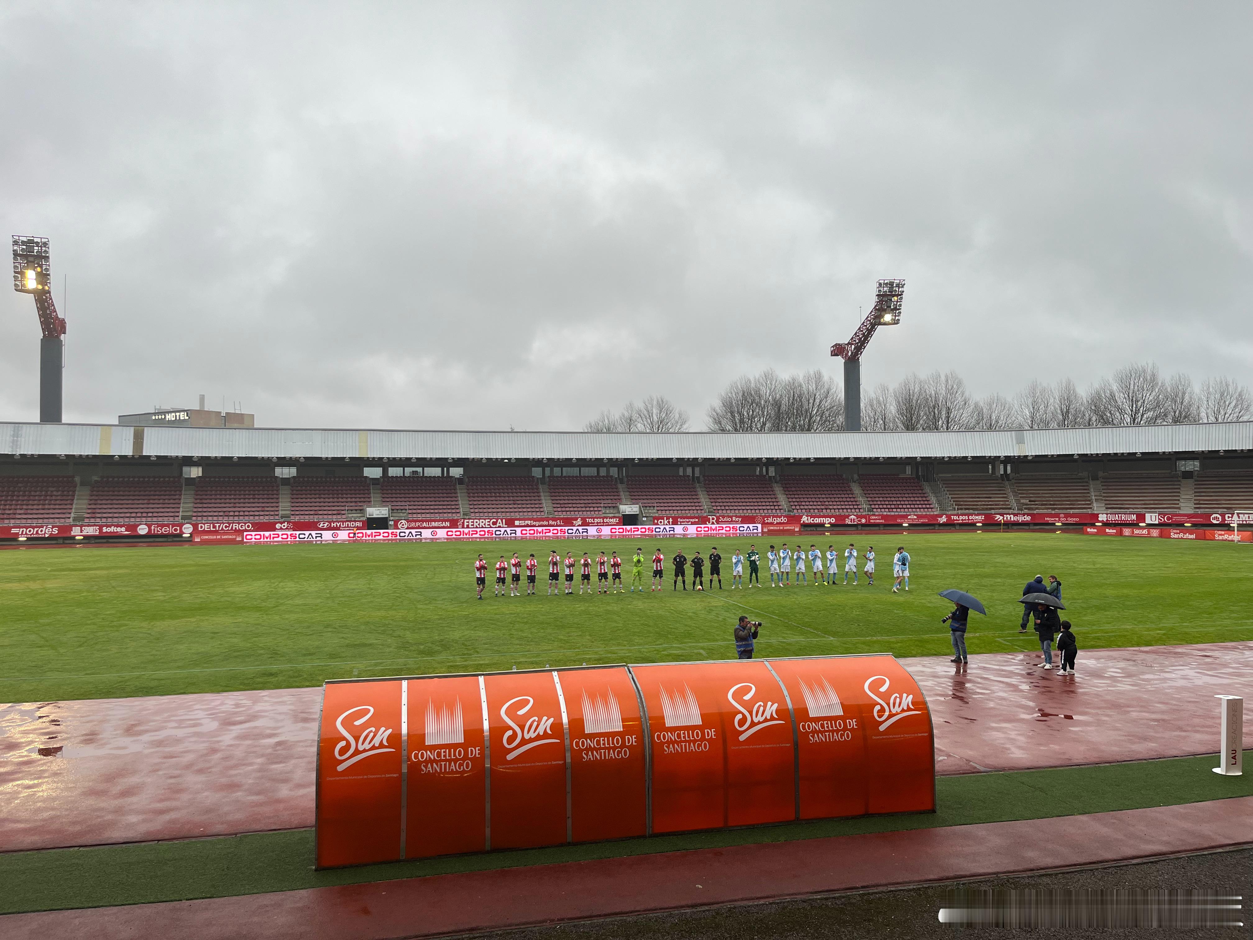跑球场来听人骂街，美其名曰，沾沾人气儿。否则这大过年的成天家里蹲，不是个事。穿红