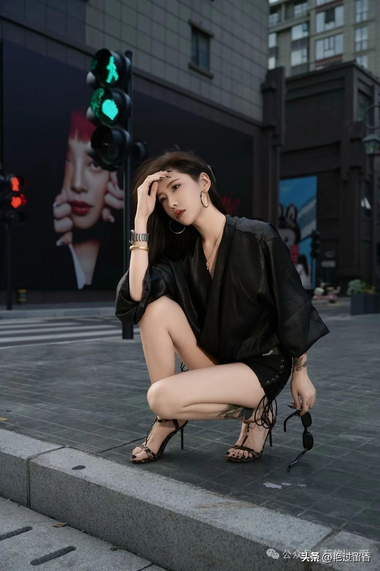 都市街头时尚大片，黑纱飘逸，红唇诱惑，秒变街拍女王！如何搭配裤袜才好看