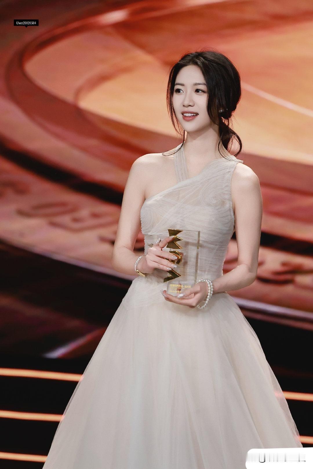 向涵之这颜值也太高了吧？白白嫩嫩的真养眼。