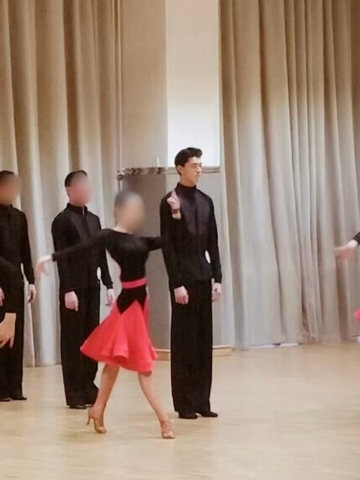 学国标的时候透视装紧身衣天天穿也不怕漏点了！大了就是害羞！ 