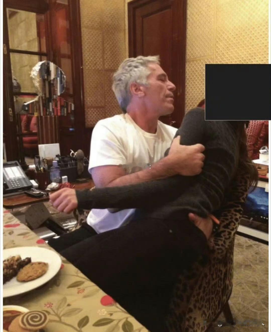 我去！炸裂？大瓜啊？爱泼斯坦这是没饭硬吃啊？