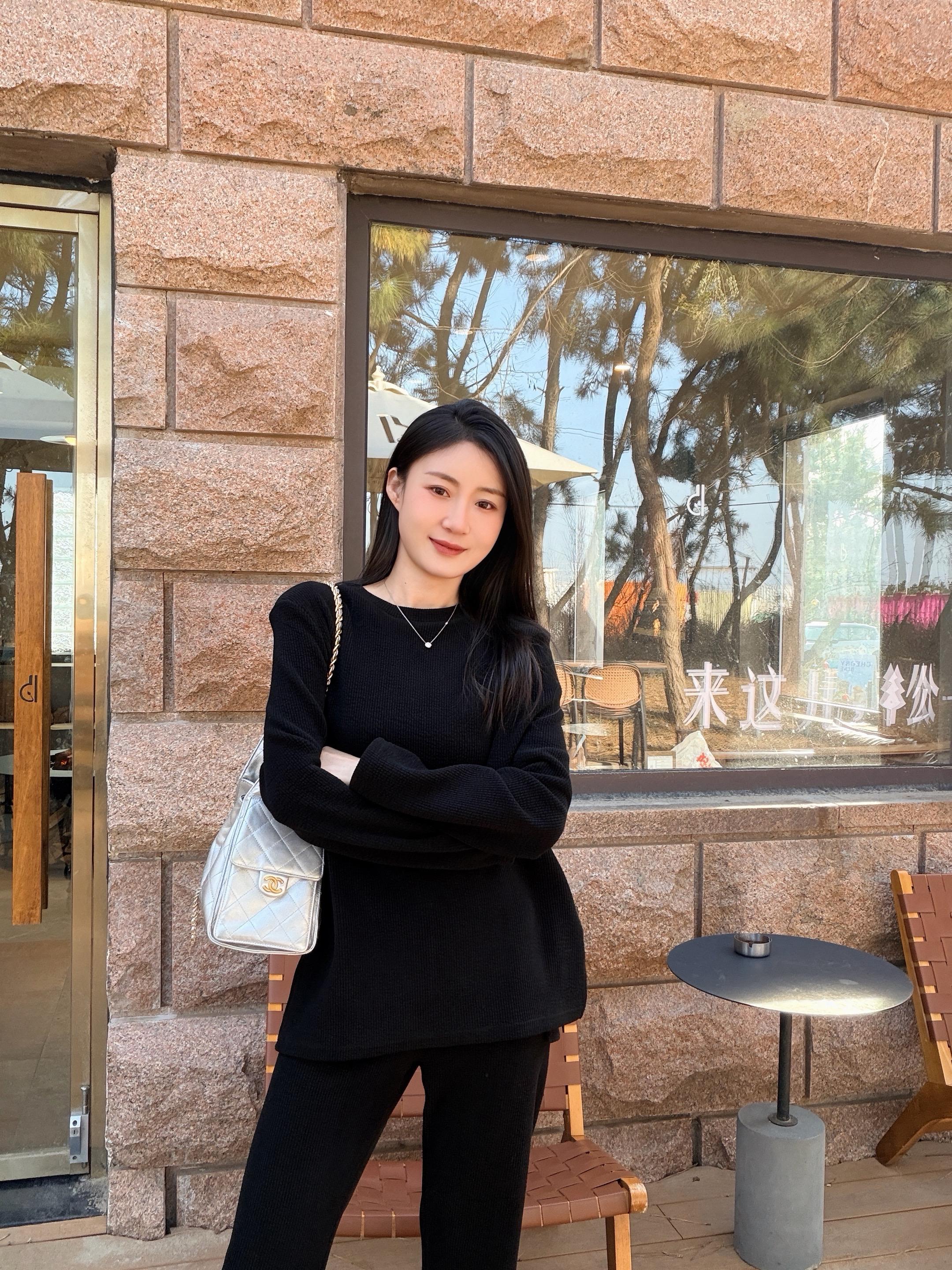 衣服是无声的表达，藏着你的审美与态度。多添几件新衣，不是追逐潮流，而是...