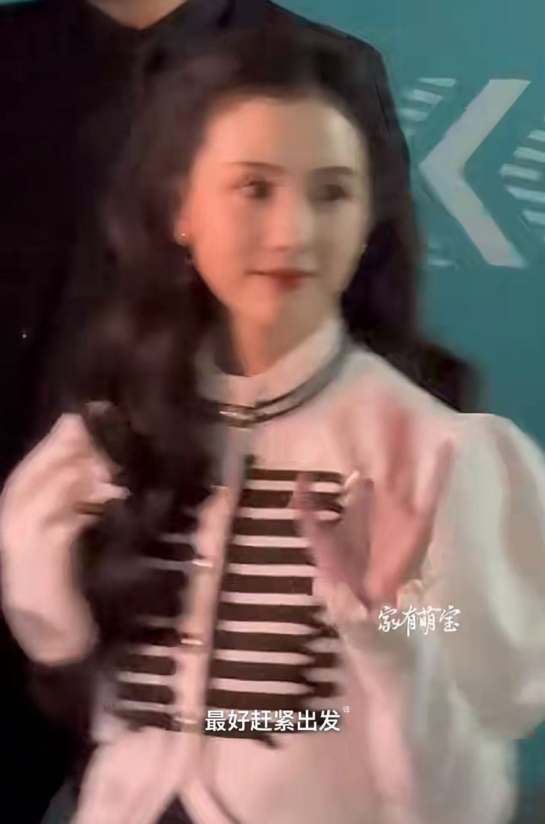 鞠婧祎陈都灵造型鞠婧祎陈都灵月鳞绮纪追剧团造型鞠婧祎陈都灵月鳞绮纪追剧团造型，都