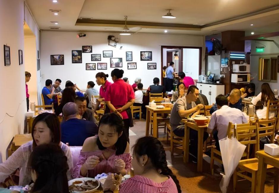 一天，和朋友去饭店，饭还没来得及吃，就被里面1对卖萝卜的老夫妻吸引住了。老两口正