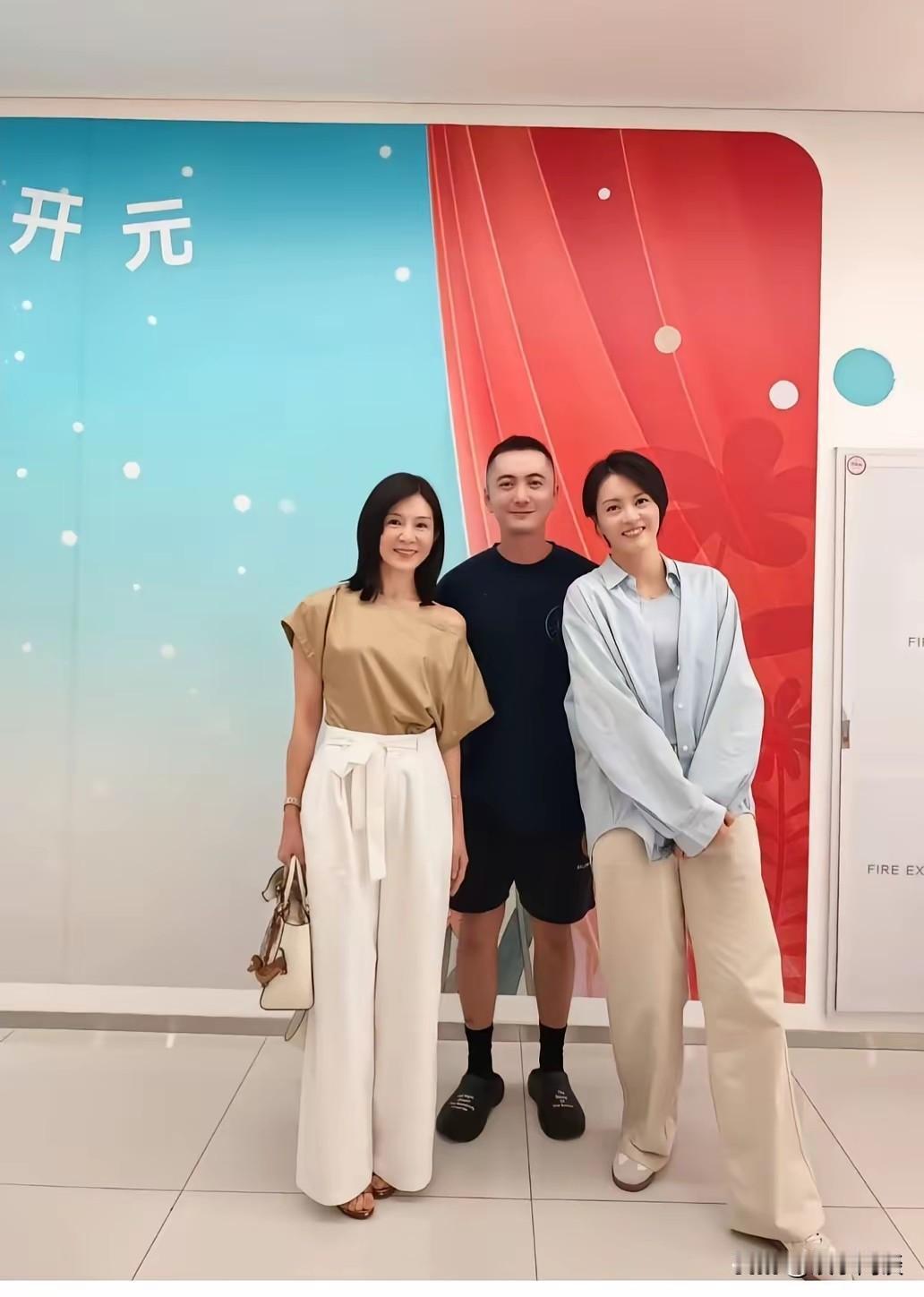 梁咏琪身高出众，和大家一同拍照，总要迁就其他人的高度。