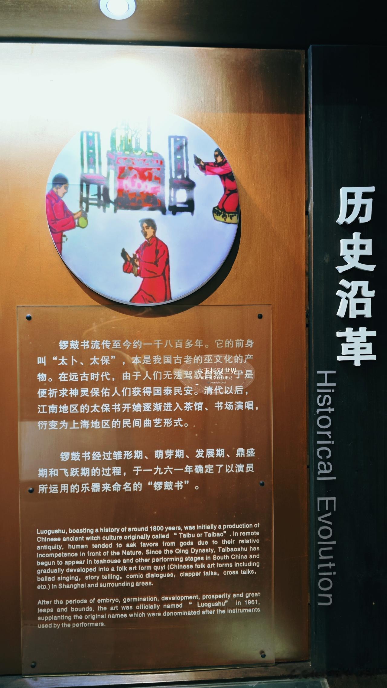 走进新场古镇，青石板路蜿蜒，流水绕着白墙黑瓦，时光在这里仿佛慢了下来。在古镇深处