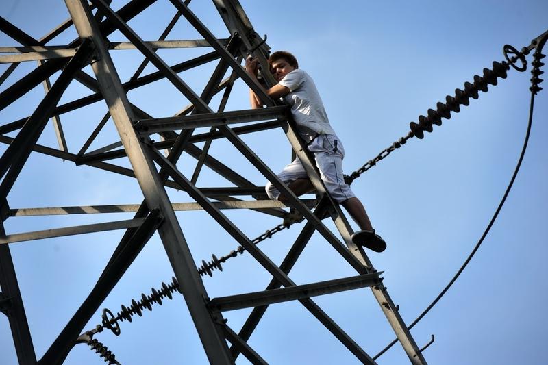 小区里一小伙去年拿5万本金入市，还信誓旦旦的说他要炒股养家。

没想到股市狠狠的