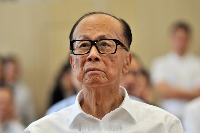 李嘉诚套现逾1100亿港元【李嘉诚又卖了！长和系三家公司发布联合公告，宣布出售英
