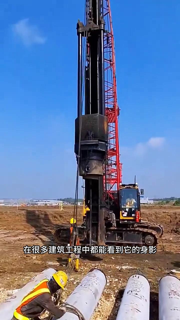 为什么这种柴油打桩机一锤子下去会有大量的火花和浓密的黑烟出来？而且锤头重重的把桩