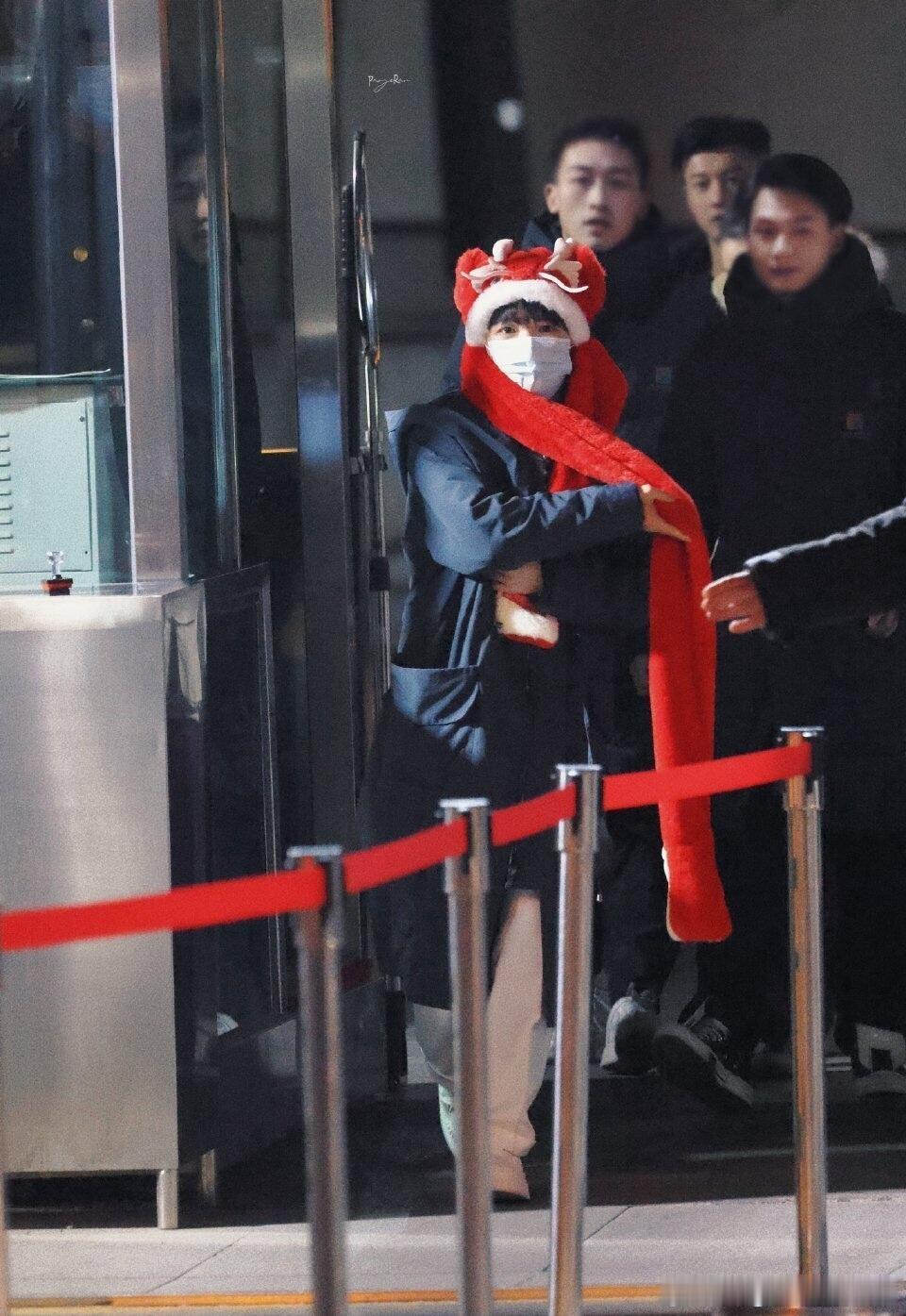 周深饭撒用跳的歌声绝美还超宠粉，爱上周深真的挖到宝了， 被周深这份真诚又可爱的饭